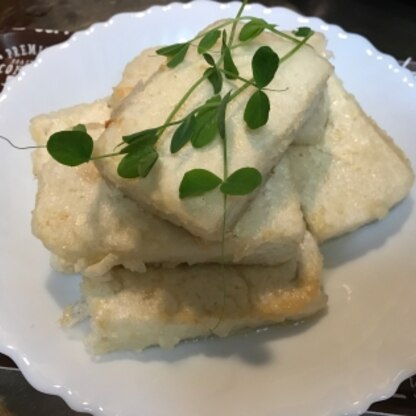 お豆腐ステーキ、美味しいです(*≧∀≦*)外側カリカリ、中ふわふわアツアツ♡ヘルシーだけど、満足感♡豆腐の水切りも上手く出来ました。レシピありがとうございます♡